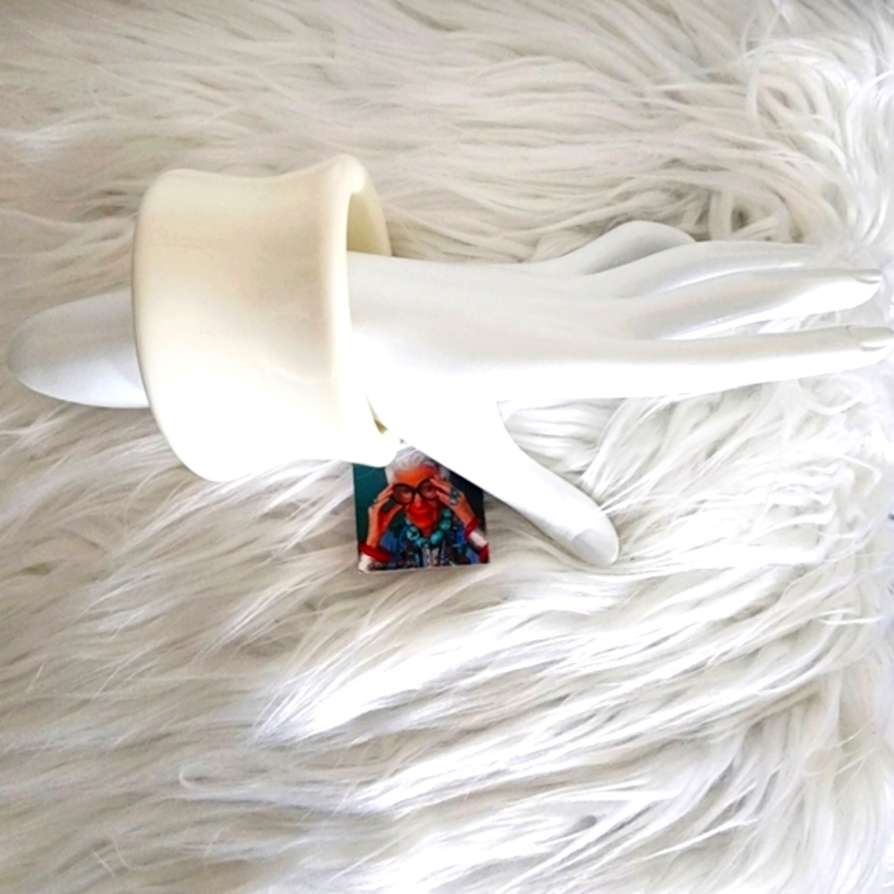 RaRa Avis NEW White Chunky Resin Bangle Bracelet